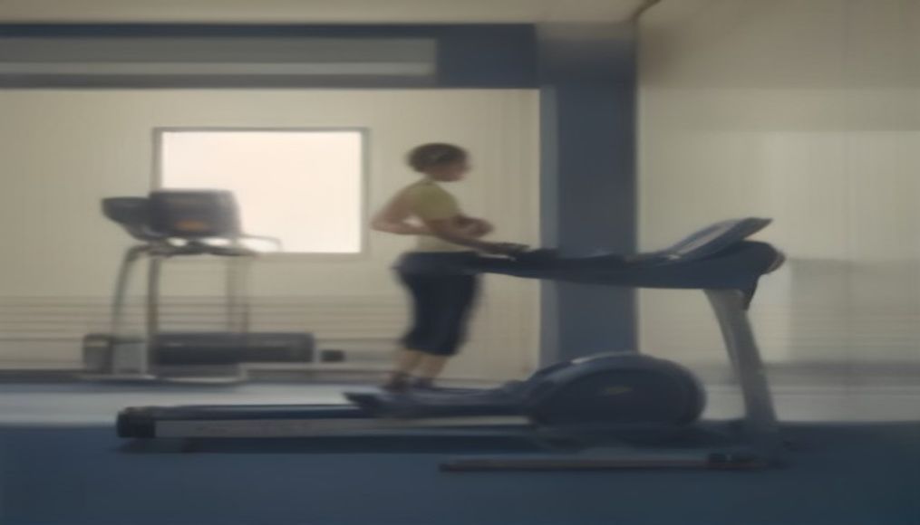 Eski ekipmanların bulunduğu fitness salonu kesit görünümü